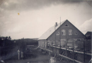 I 1935 - 36 blev pakladen bygget om og forlænget.
